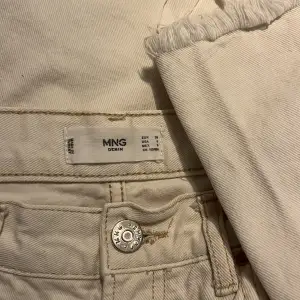 Vita jeans från mango i storlek 38. 