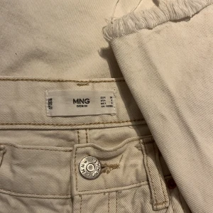 Mango jeans - Vita jeans från mango i storlek 38. 