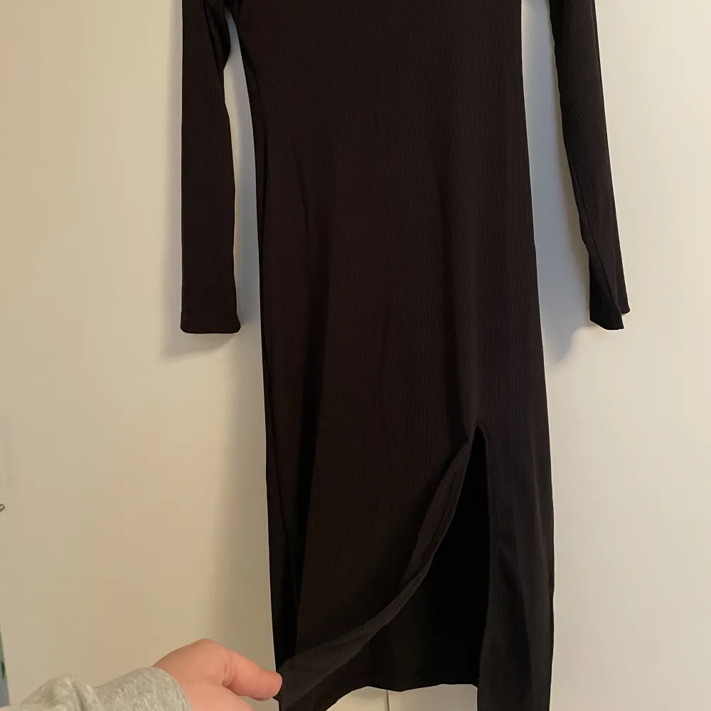 En svart tajt klänning med slits.  Endast provad så helt ny, dock är lapparna bortklippta. Nypris 289kr.  Köparen står för frakten, pris kan diskuteras.. Klänningar.