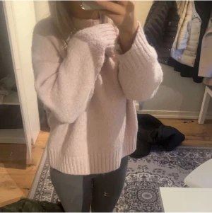 Stickad tröja - Säljer denna mysiga rosa stickade tröjan från zara. Köpte den här på plick av en tjej men har flera stickade tröjor så den har inte kommit till användning.
