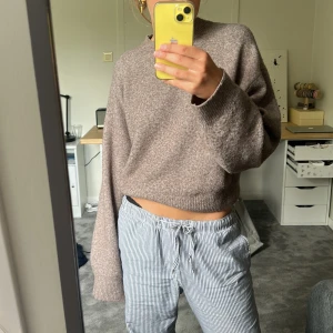 Stickad tröja från weekday - Super fin stickad tröja från weekday men väldigt fin färg! Priset kan såklart diskuteras vid snabb affär!