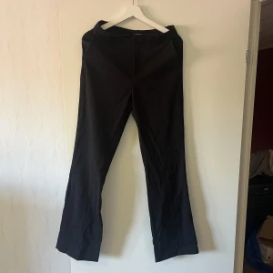 Kostymbyxor - Svarta fina kostymbyxor. Använda 1 gång. Säljes pga för små nu. 