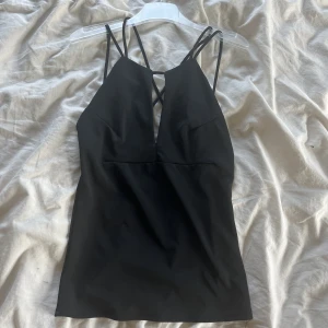 Svart topp - Säljer denna fina topp från Bikbok då den inte kommer till någon användning. 