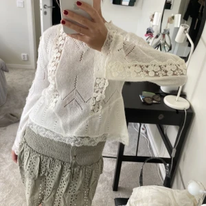 Spets stickad tröja - Stickad tröja med spets, nästan aldrig använd! 