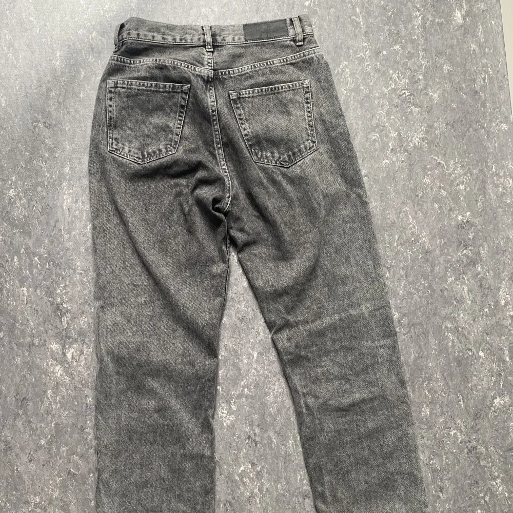 Gråa Jeans från junkyard i mycket bra skick, Storlek S, mid/high waist, rak passform.. Jeans & Byxor.