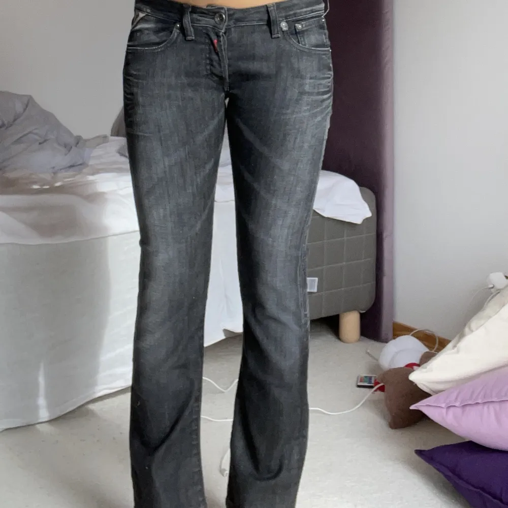 Svarta/mörkgråa jeans från Replay med låg midja.    Midjemått 35 cm x2 Innerbenslängd 72 cm                      Priset kan förhandlas.. Jeans & Byxor.