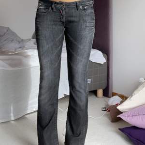 Svarta/mörkgråa jeans från Replay med låg midja.    Midjemått 35 cm x2 Innerbenslängd 72 cm                      Priset kan förhandlas.