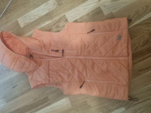 Väst  - Orangefärgad snygg väst från Lager157. 