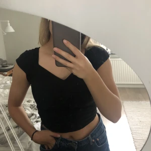 Svart topp - Väldigt söt och passar både vardag och fest 🙌🙌 använd enstaka gånger så i toppen skick!!! Står inget storlek men skulle tippa på XS