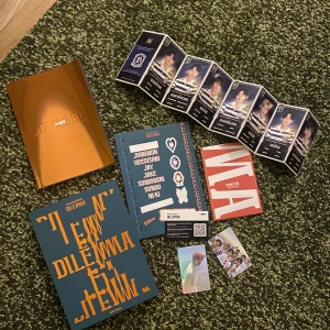 Album- Enhypen  - (TRYCK INTE PÅ KÖP NU) Ett Enhypen dimension: dilemma album i mycket bra kvalitet 👌✨allt som är med på bilden är det som medföljer, köpare står för frakten. Kontakta mig om du vill köpa💌