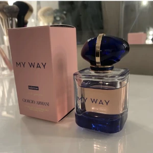 My Way Giorgio Armani  - GIORGIO ARMANI’s My Way parfym, använd ett fåtal gånger! Luktar väldigt gott, nypris 1350kr