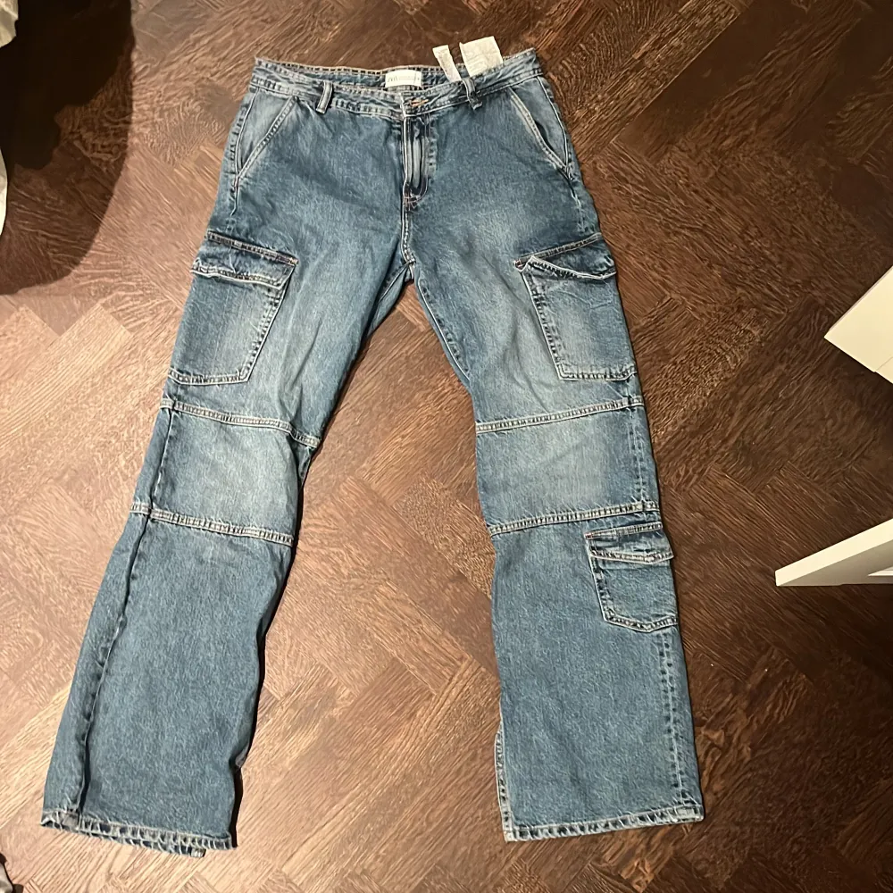(Första bild lånad på samma jeans) Säljer dessa populära cargo jeansen med slits från Zara. Helt oanvända. Storleken är 38 ! 🤍  Pris kan diskutera. Jeans & Byxor.