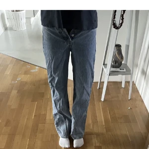 Jeans - Säljer dessa jeansen från bikbok. Nypriset på dem är 599-699kr och jag säljer dem för 300kr + frakt. Ni ser längden på första bilden, jag är ca 167.