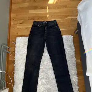 Mörk Gråa jeans från Gina tricot från premium demin. Jeansen är i storlek 36 och är aldrig använda. Ordinarie pris 599, säljer för 149 kr.