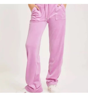 Rosa juicy byxor - Jag säljer det här juicybyxorna för att jag tycker dom är lite för stora. Jag köpte dom från en annan tjej här på Plick och dom är i fint skick förutom att jag har sytt upp dom, jag kan sprätta upp om du vill. Några defekter därav priset går att diskutera