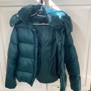 Jacka ifrån bikbok - Jättesnygg jacka ifrån bikbok! Använd väldigt lite så i toppskick! Bud från 300 kr! Jag ändrat ev budstopp efter första bud! Vet ej om frakt tillkommer! Buda gärna priv också!