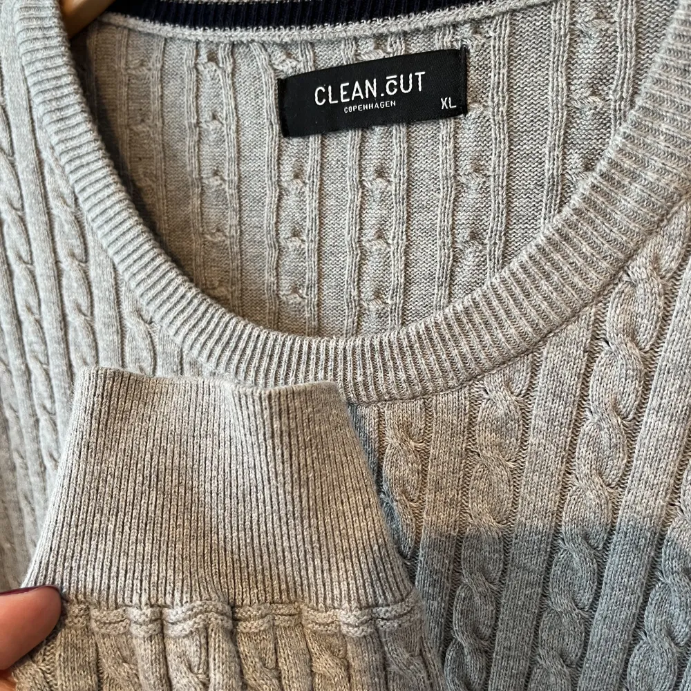 En helt vanlig kabelstickad grå tröja. Säljer eftersom den inte kommer till användning då den är för stor och inte min stil. Är 190 för referens… storlek xl. Fortfarande i fint använt skick.  . Stickat.