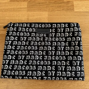 Marc Jacobs  - Datafodral Marc Jacobs nypris cirka 1500kr I fint skick   Mått cirka 24x33 