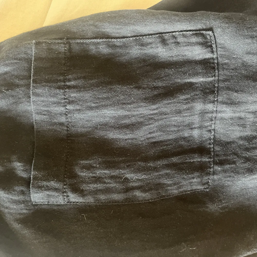 Svarta linnebyxor ifrån zara med ficka på rumpan. Använda fåtal gånger, har matchande skjorta kan köpas tillsammans för 300 kr. Nypris 400 mitt pris 200. Lågmidjade. Är 171 cm. Jeans & Byxor.