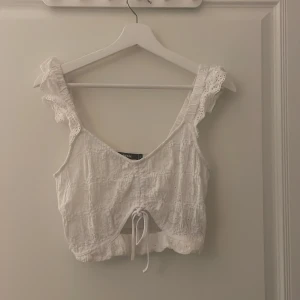 Vit Topp  - En lite kortare  gullig topp med detaljer 