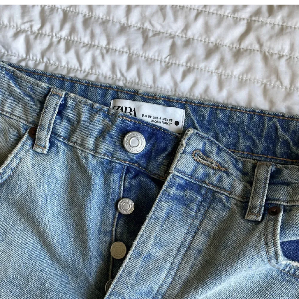 Jättefina midwaist jeans från Zara. Jättebra skick, endast använda några gånger. Nypris 430kr🩷 hör av er vid frågor. Jeans & Byxor.