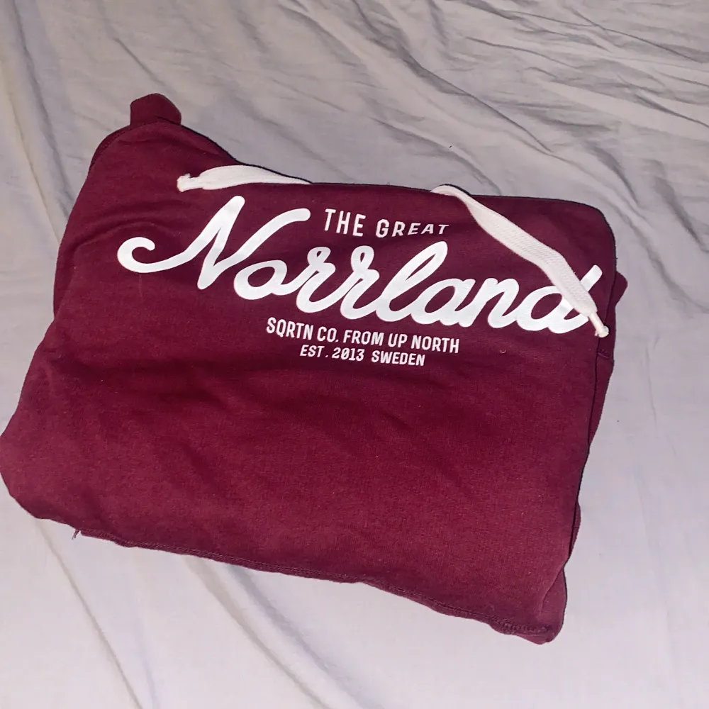 Vinröd Norrland hoodie i storlek S. Knappt använd och väldigt bra skick. Nypriss 900kr mitt pris 190kr. Hoodies.