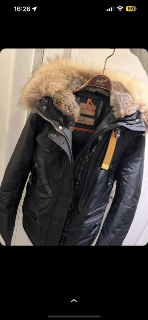 Vinterjacka Parajumper  - Nu är det dags att sälja av min vinterjacka haft den två vintrar den är i fint skick och välbehållen funkar fint! Säljer den pga har käpt nya och amväder denna inte längre.  Storlek M men funkar så väll till S också 