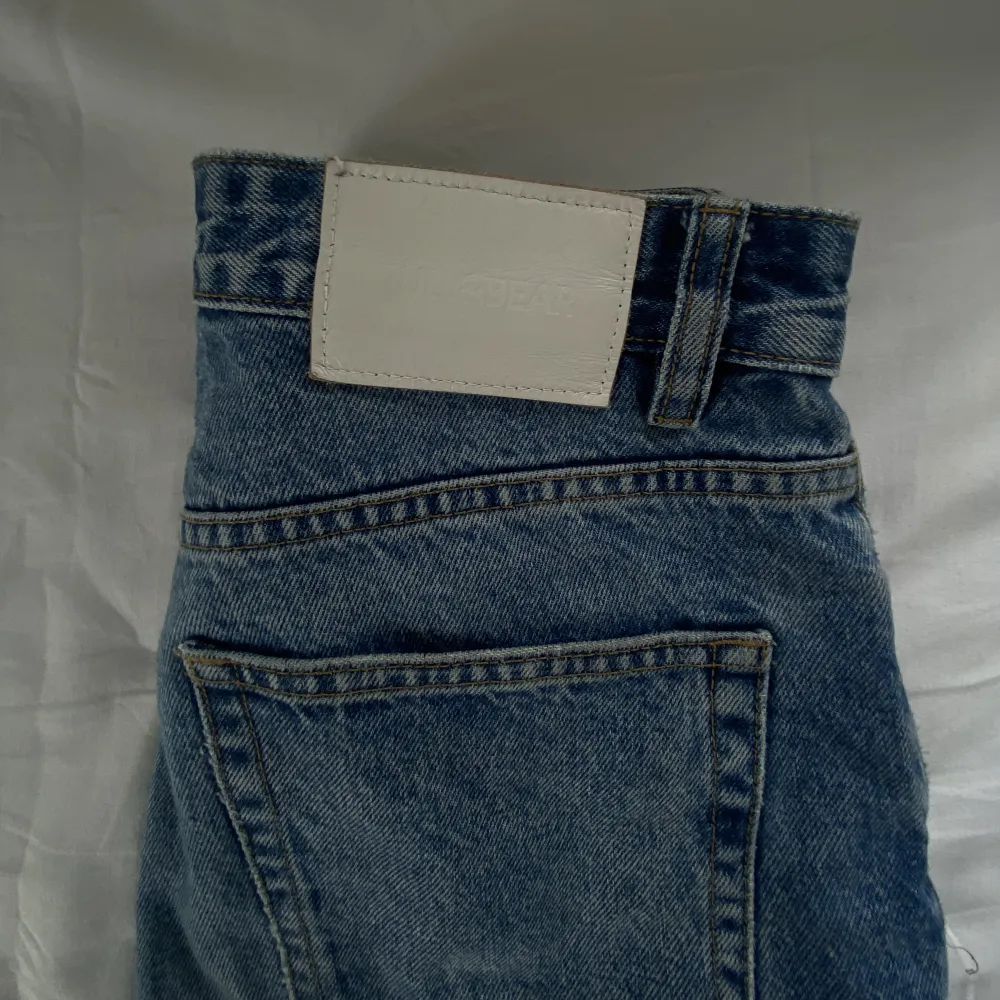 Raka högmidjade jeans från Pull&Bear🙌🏼 Storlek 36, långa på mig som är 173. Hör av dig vid frågor, priset är diskuterbart! . Jeans & Byxor.