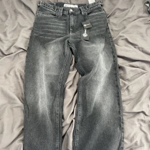 Vicinity jeans.  - Snygga vicinity jeans, helt oanvända. Nypris 1000