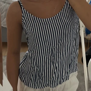 Blåvitt randigt linne - Blåvitt randigt linne med justerbara axelband 💙🤍Linnet är inte använt, prislappen är kvar på plagget! 