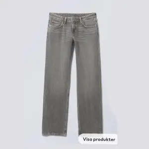 Säljer dessa gråa jeans från weekday köpta för 590kr! Jeansen är i bra skick då de bara används fåtal gånger. Byxorna är i modell straight och i låg midja🌸 skriv för fler bilder, pris går att diskutera