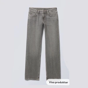 Jeans - Säljer dessa gråa jeans från weekday köpta för 590kr! Jeansen är i bra skick då de bara används fåtal gånger. Byxorna är i modell straight och i låg midja🌸 skriv för fler bilder, pris går att diskutera