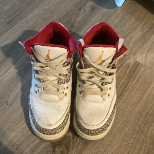 Nike Air Jordan 3 Cardinal Red - Säljer dessa skor, köpte för 900kr av en kompis. Saknas en röd plopp till snöret syns dock inte när man har på sig dom(se 3e bilden). Kan testa tvätta dom så bra det går om någon är intresserad av att köpa de!