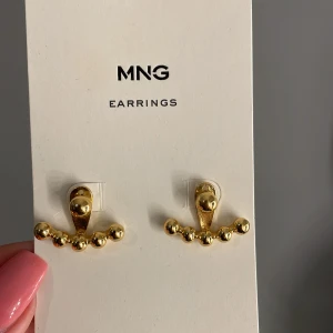 Örhängen - Fick dessa i present men de har inte kommit till användning😁 vet inte vilket material de är gjort i eller om de blir gröna efter ett tag! Man kan ta lös ena delen ifall man endast vill ha plopparna🤍