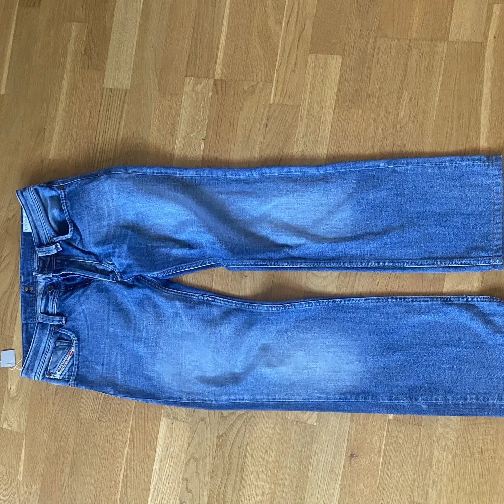 Snygga Dieseljeans med coola fickor i mycket bra skick🥰 Jeansen är i storlek W29 L34 men har en bra längd för mig som är 171cm! Säljer då jag inte får användning för dem. Jeans & Byxor.