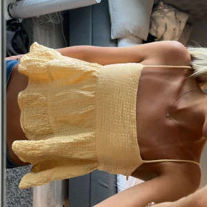 Topp  - Säljer den här jätte fina zara toppen ! Då jag inte använder den längre🥰