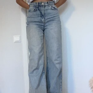 Gina tricot jeans  - Säljer mina supersnygga jeans st 32, bra skick är använda några gånger 💕💕