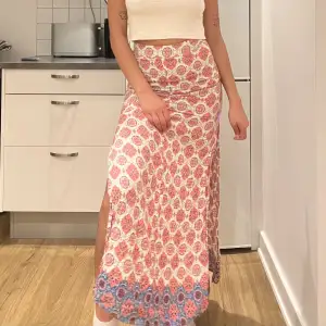 Rosa bohemisk kjol med slits på båda sidorna, ganska lång (jag är 170cm)