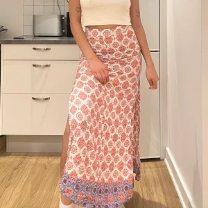 Bohemisk kjol🌸 - Rosa bohemisk kjol med slits på båda sidorna, ganska lång (jag är 170cm)