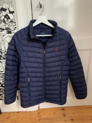 Polo Ralph lauren jacka  - Tja, säljer min blåa polo Ralph lauren jacka då den är för liten. Nypris runt 1500 mitt pris 600. Skriv för fler bilder/frågor. 