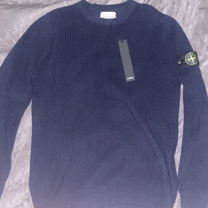 HELT NY STONE ISLAND TRÖJA - Storlek XL - men passar L och M