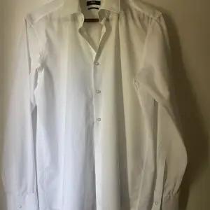 Säljer min hugo boss skjorta, pga att den är för stor, storleken är L. Knappt använd o nypris är 1000kr. Pris kan diskuteras.