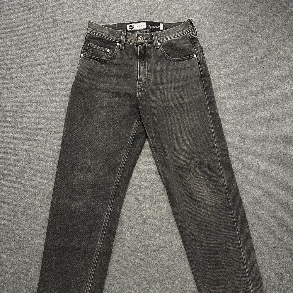 jeans från levi’s i nyskick, riktigt snygg grå färg och bra passform. storlek 29/30. Jeans & Byxor.
