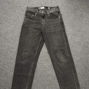jeans från levi’s i nyskick, riktigt snygg grå färg och bra passform. storlek 29/30