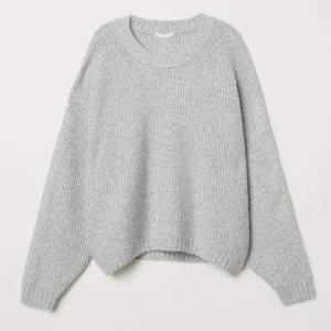 Ljusgrå stickad tröja  - Stickad tröja från HM, mysig och varm. (Lånad bild) (inte samma tröja, min har högre krage)