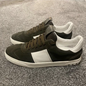 Valentino flycrew  - Valentino flycrew,  Alla nitar kvar Otroligt bra skick, svårt att hitta ett par flycrews i såhär bra skick då de ej tillverkas längre. Size 44, säljer för 5500kr då det inte finns denna färg på flycrew i stl 44 på varken plock eller blocket.