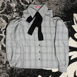 Ma*rs - blus - Blus från det japanska märket Ma*rs! Gott skick köpt från deras hemsida förra året! Säljs då den inte används så mycket!