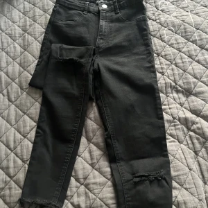 Skinny jeans från zara  - Skinny jenas med hål i knäna från zara , bra skick (knappt änvädna)🩷🩷