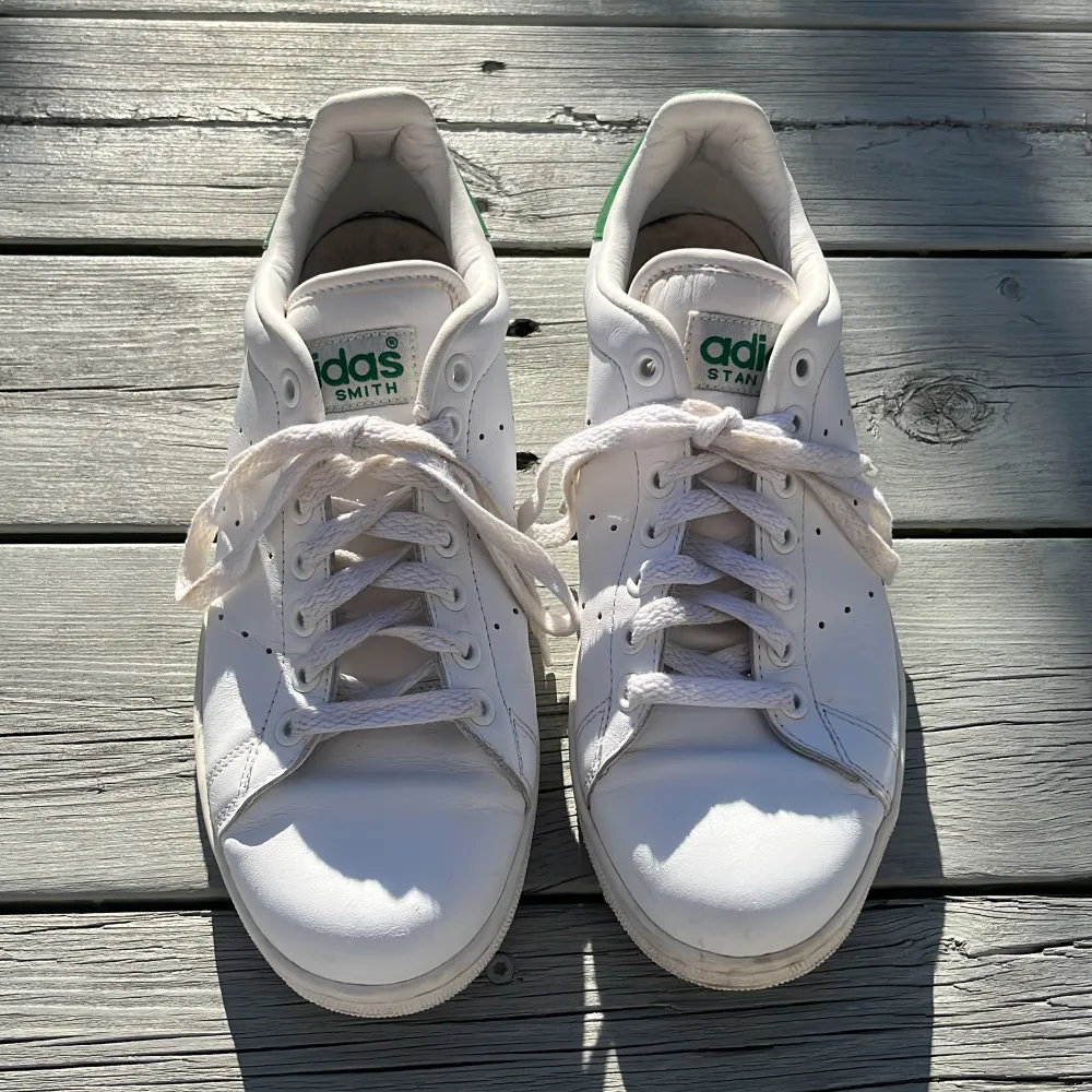 Fräscha stan Smith skor som knappt är använda. Dessa skor är en lite äldre modell! Nypris 1100. Skriv för fler bilder/funderingar💚💚💚. Skor.