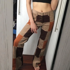 y2k patchwork byxor - Super cute y2k 0Os brown multi colour patchwork corduroy flared byxor. Waist: 26". Passar storlek xs/s  Helt nya!